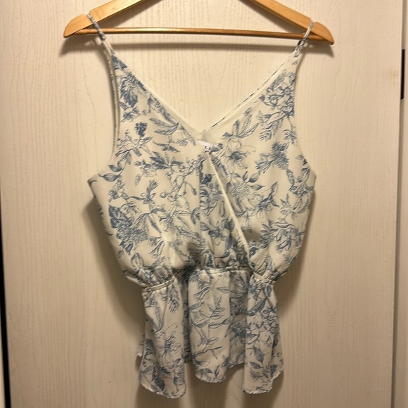 Gilli Millie Peplum Cami - Picture 2 of 6